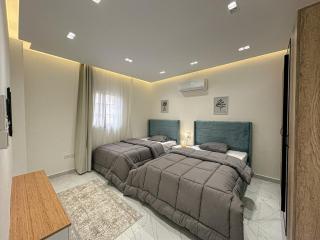 Stylish 2BR Apt Prime Location Near Waterway - 8
