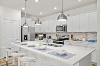 Cozy 5BR Home with Pool & Fun Themed Rooms - Orlando - 1