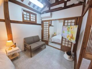 Hanok Entire House, Bukchon Hanok Village - 3