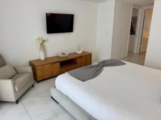 Hallandale Beach Apmt 1B1B w Beach & Pool Service - Hallandale Beach - 6