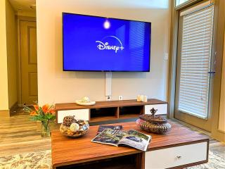 Mid Century Modern Longterm, Skyline view King Bed - Houston - 0