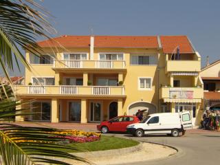 apartments & fastfood RIVA - Pakoštane - 4
