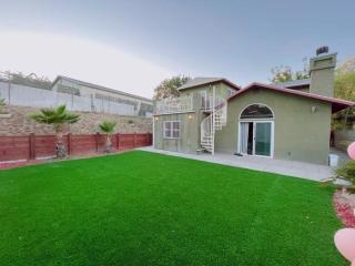 Entire Upstairs with 4 Bedrooms, 2 Baths and private entrance - San Diego - 0