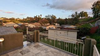 Entire Upstairs with 4 Bedrooms, 2 Baths and private entrance - San Diego - 1