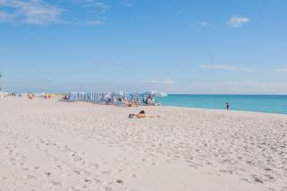 Beach Apt Full kitchen and King size bed - Hallandale Beach - 9