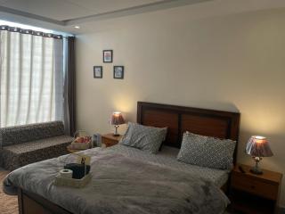 Elegant Retreat 206 Studio Apartment with Balcony - Murree - 9