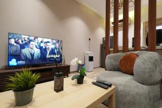 Stylish 2 Bedroom Apartment and Sitting Room Jacuzzi available - 3