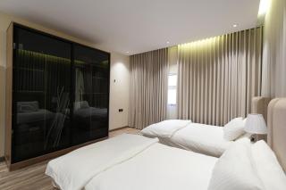 Stylish 2 Bedroom Apartment and Sitting Room Jacuzzi available - 8