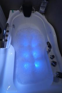 Stylish 2 Bedroom Apartment and Sitting Room Jacuzzi available - 4