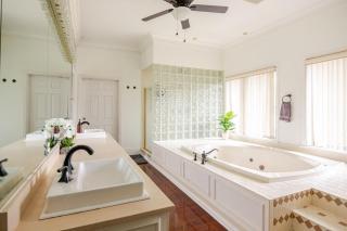 NEW Luxury Country Club Hot tub Gym Pool House Outdoor Kitchen EVENTS - 7