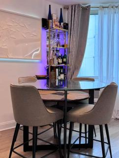 NEW Modern 2BR w Fireplace & Fitness Lounge, Live Comfortably in East Harlem - Nova Iorque - 4