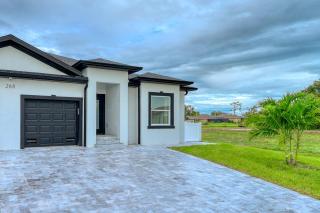 Waterfront Family Vacation , Near Ocean and Mineral Springs, 7 sleeps - Rotonda West - 8