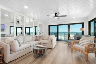 Large balcony with direct oceanfront views and access to complex pool - New Smyrna Beach - 3