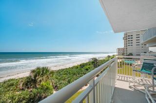 Large balcony with direct oceanfront views and access to complex pool - New Smyrna Beach - 9
