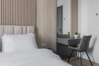 Chic Grey Escape - Central, Free Parking, Self Check-In - 2