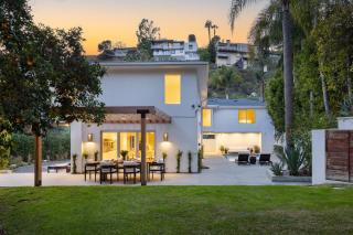 Luxury Hollywood Hills Home with Pool Outdoor Dining Iconic Views Skyline Chalet - Los Angeles - 9