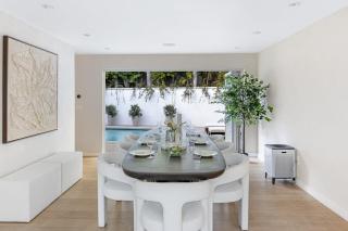 Luxury Hollywood Hills Home with Pool Outdoor Dining Iconic Views Skyline Chalet - Los Angeles - 2