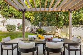 Luxury Hollywood Hills Home with Pool Outdoor Dining Iconic Views Skyline Chalet - Los Angeles - 4