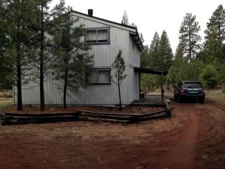 Rustic Cabin Rental near Hoodoo Ski Area and the Deschutes River in Sisters, Oregon - 5