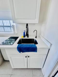 Modern Home - Termpurpedic Queen bed, Laundry, Free Parkging, EV Tesla - Hollywood - 6