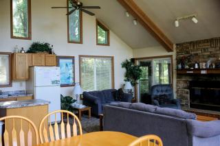 Family-Friendly Cabin Rental on a Private Lake near Wisconsin Dells - Tomah - 4