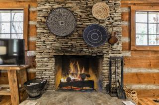 Bluebird Day - Romantic Creekside Cabin in Big Canoe- Modern Amenities, Fire Pit, Creek Views, Hiking Trails - Big Canoe, GA - Jasper - 5
