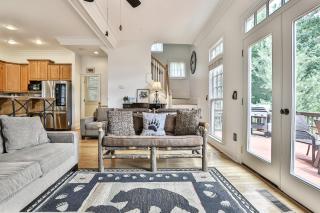 Bear Pause Cottage - Big Canoe Cottage Rental - Fireplace, Screened Porch, Ping Pong, Stylish Decor, Hiking Trails - Big Canoe, - Marblehill - 1