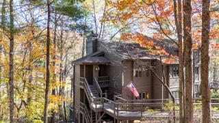 Chicadees Lake Lookout - A wood-burning fireplace, beautiful lake views, king and queen bedrooms, deck dining, and easy access t - Holcomb - 9