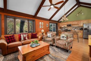 Chicadees Lake Lookout - A wood-burning fireplace, beautiful lake views, king and queen bedrooms, deck dining, and easy access t - Holcomb - 8