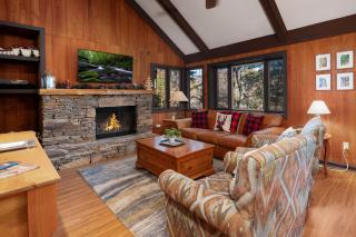 Chicadees Lake Lookout - A wood-burning fireplace, beautiful lake views, king and queen bedrooms, deck dining, and easy access t - Holcomb - 7