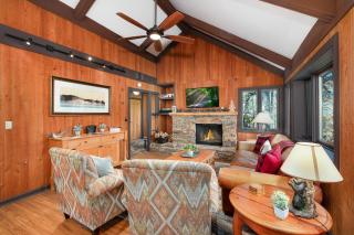 Chicadees Lake Lookout - A wood-burning fireplace, beautiful lake views, king and queen bedrooms, deck dining, and easy access t - Holcomb - 6