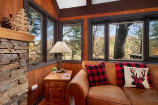 Chicadees Lake Lookout - A wood-burning fireplace, beautiful lake views, king and queen bedrooms, deck dining, and easy access t - Holcomb - 5