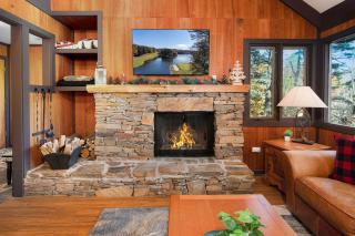 Chicadees Lake Lookout - A wood-burning fireplace, beautiful lake views, king and queen bedrooms, deck dining, and easy access t - Holcomb - 4
