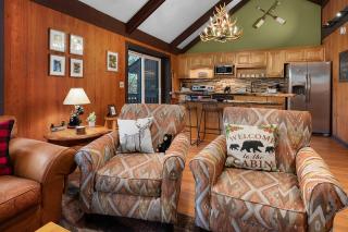 Chicadees Lake Lookout - A wood-burning fireplace, beautiful lake views, king and queen bedrooms, deck dining, and easy access t - Holcomb - 3