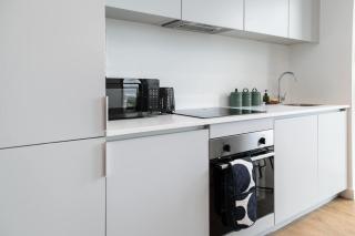 Modern 2 Bed Flat in Central Birmingham w Views - 9