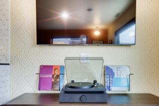 The Armstrong at The Louie Boutique Motel, Walk to Everything! Dog Friendly! - 1