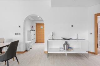 Bright 2 Bedroom Apartment, Beach & Pool Access - 3