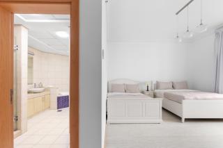 Bright 2 Bedroom Apartment, Beach & Pool Access - 5