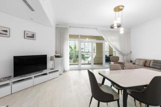 Bright 2 Bedroom Apartment, Beach & Pool Access - 2