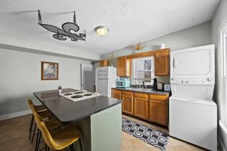 Cozy Downtown Stay w Private Backyard & Parking - 5