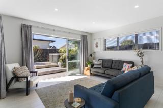 Sun and Surf Retreat - Papamoa Beach Holiday Home - Papamoa - 3