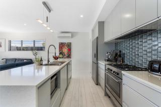 Sun and Surf Retreat - Papamoa Beach Holiday Home - Papamoa - 1