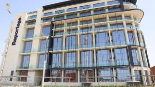 Masdar 2BR Luxe Apt Pool and Quick Airport Access - Abu Dhabi - 1