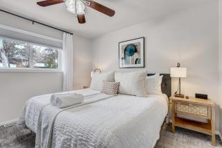 Cheerful Chalet Centrally Located w BBQ Pit - 5