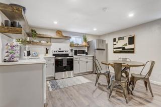 Bonny Beaut Basement Suite w Hot Tub & Fire Pit - 1