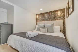 Kindred Courtyard Historic Stay w BBQ & Fire Pit - 9