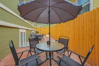 Kindred Courtyard Historic Stay w BBQ & Fire Pit - 8