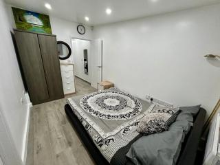Verb Studio - North London Enfield Self Catering Holiday - work accommodation - Enfield - 1
