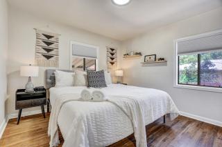 Urban Casita Cozy Family House w BBQ Fire Pit - 9