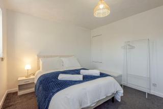 Cosy Home With Parking - Manchester - 6